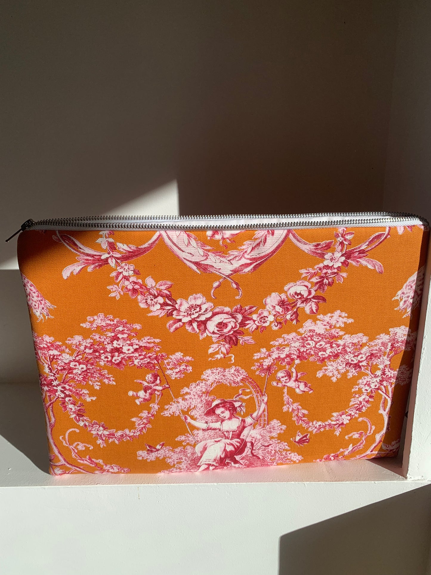 Pochette Ordinateur 14'' - Jouy de Fruits Orange & Fuchsia
