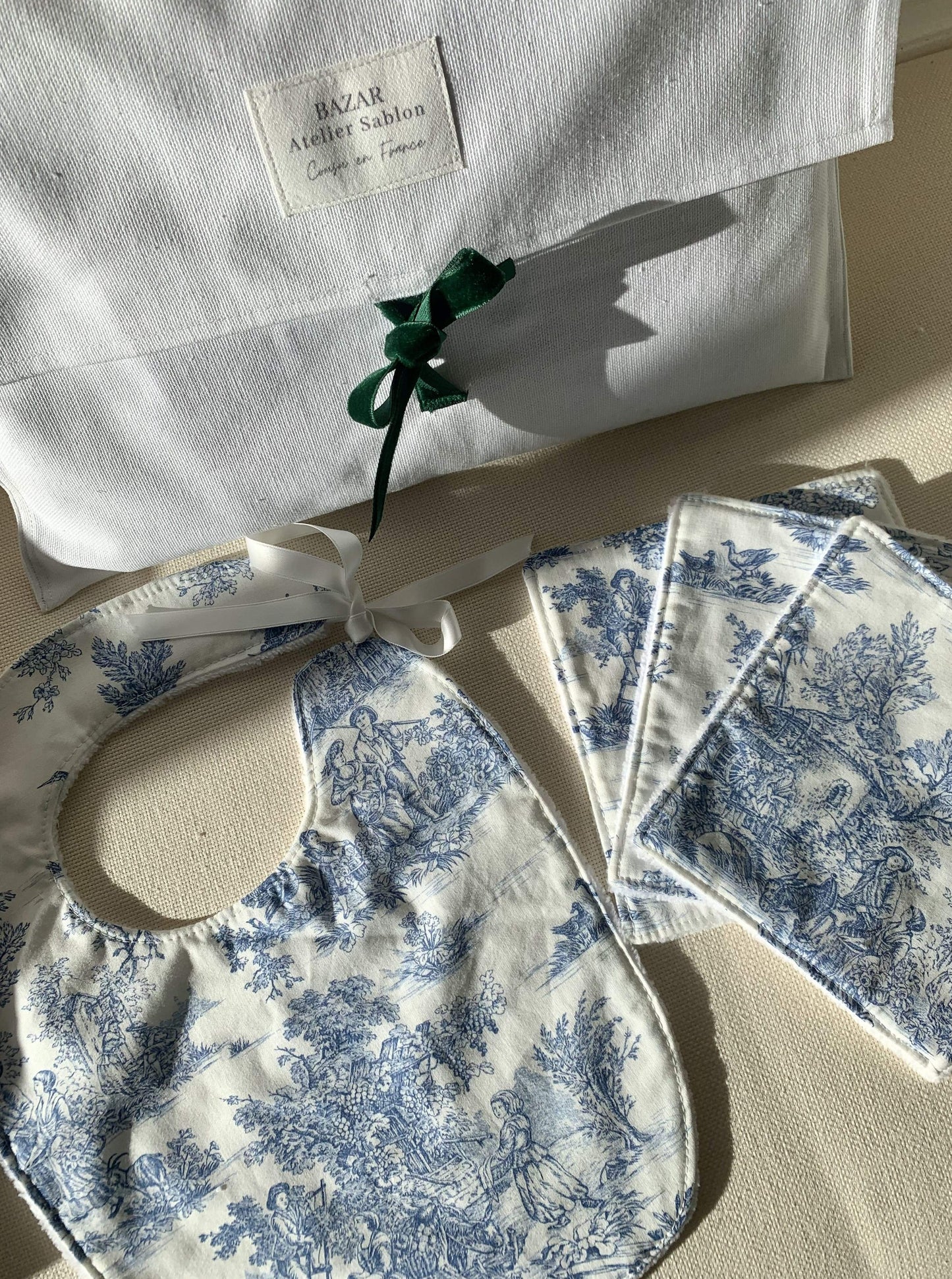 COFFRET BABY - JOUY DE FRUITS BLEU. Composé d'un bavoir et de trois lingettes en Toile de Jouy bleue